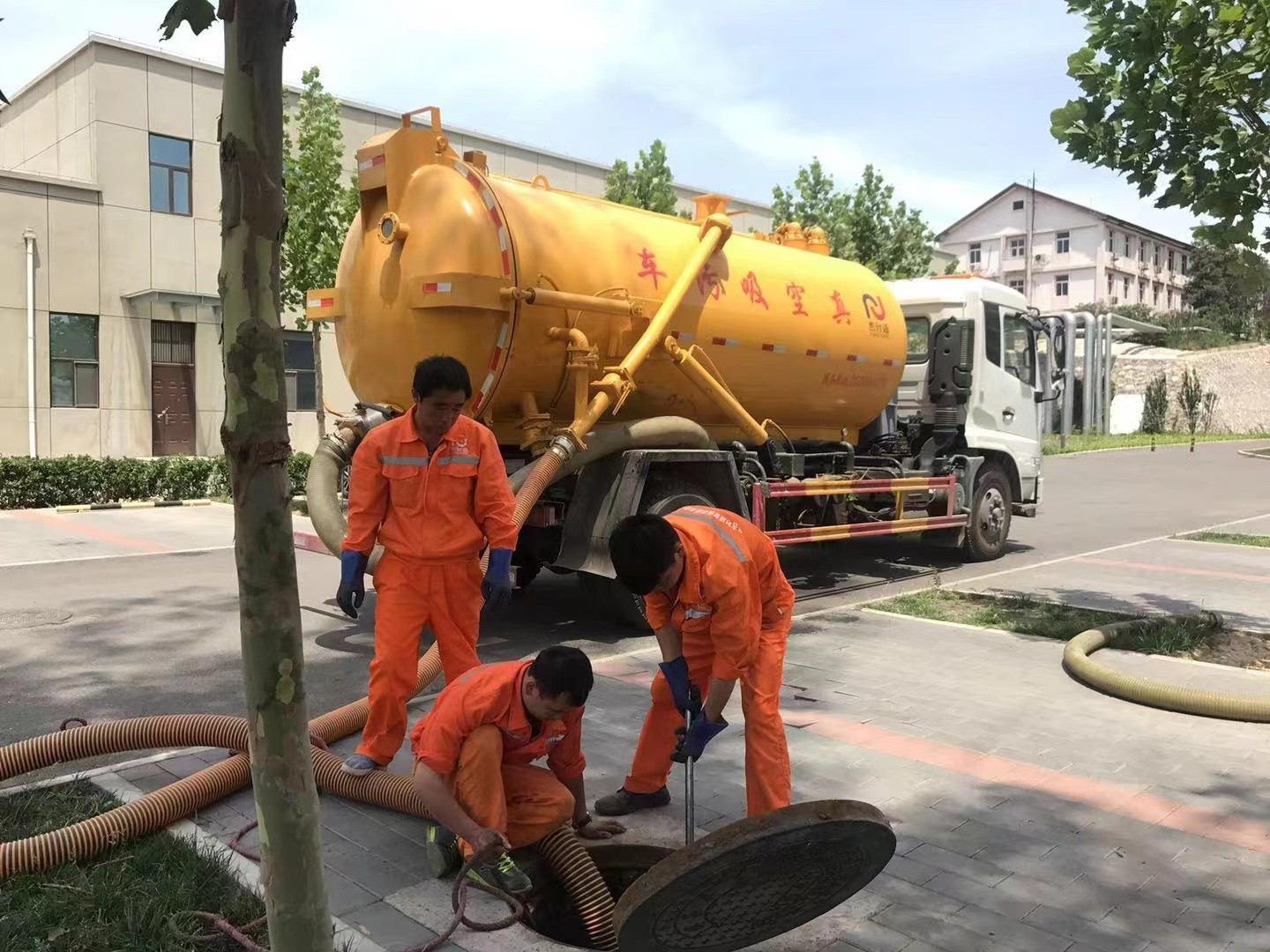 河北管道疏通车停在窨井附近