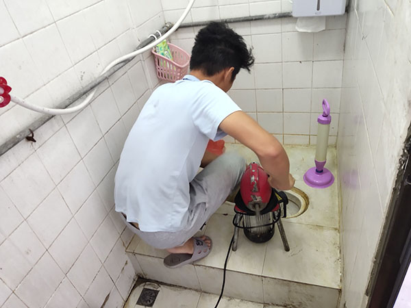 河北管道堵塞冒臭气 专业师傅现场解决问题